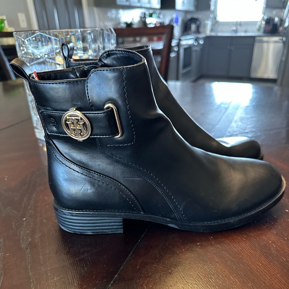 Tommy Hilfiger Women's Ivaide Logo Strap Block Heel Booties. Size 9